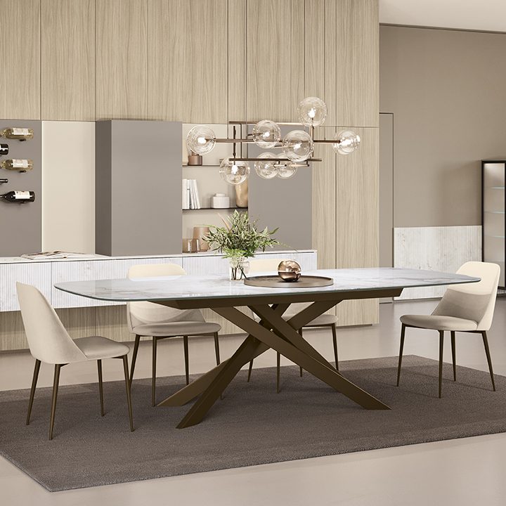 Table à manger moderne en bois avec chaises autour, décor épuré et lumineux.