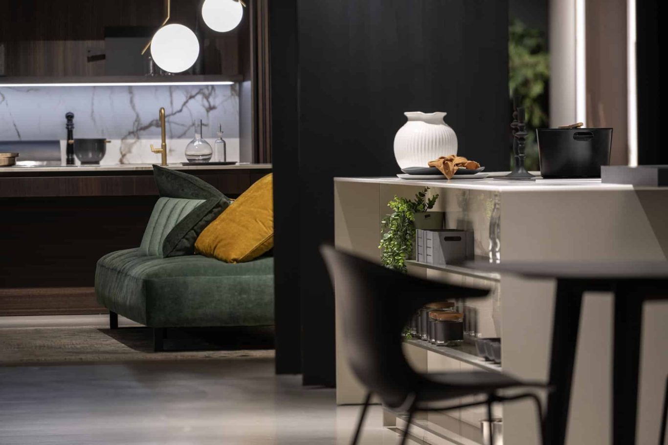 Design italien Intérieur moderne avec un canapé vert, une table et des éléments décoratifs élégants.