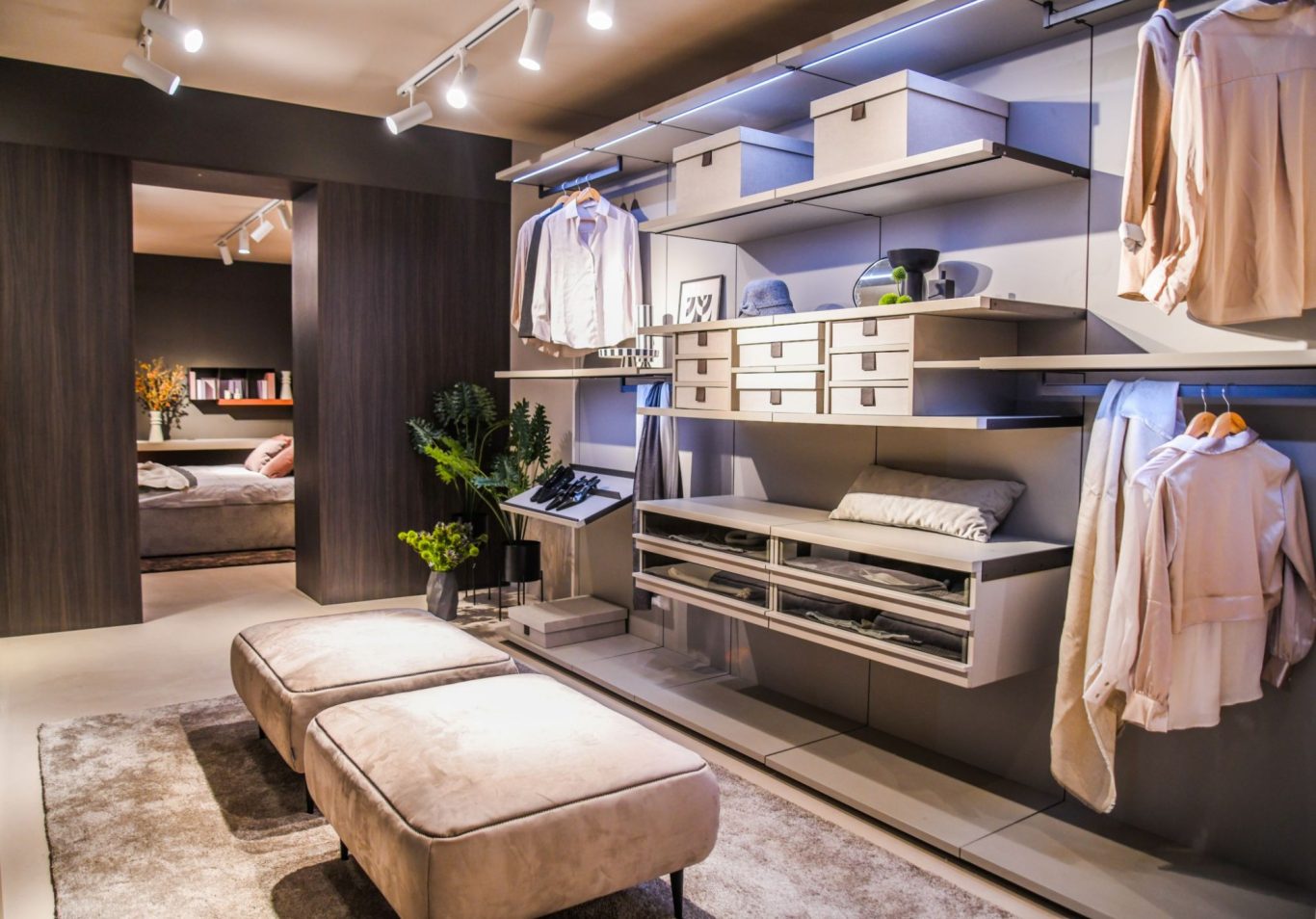 Dressing Intérieur d'un dressing moderne avec étagères, vêtements et banquette.